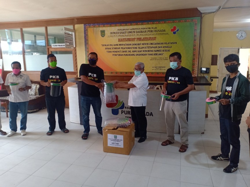 PKB Inhil Serahkan Bantuan APD Face Shield Untuk Tenaga Medis RSUD PH Tembilahan