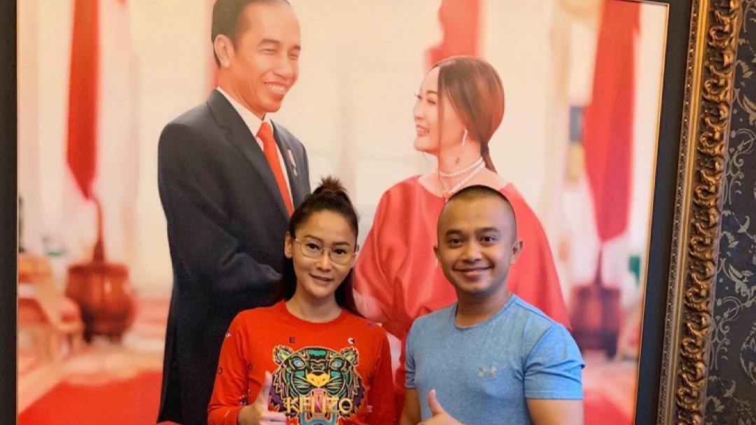 Alasan Inul Daratista Pajang Lukisan Mahal Bersama Jokowi