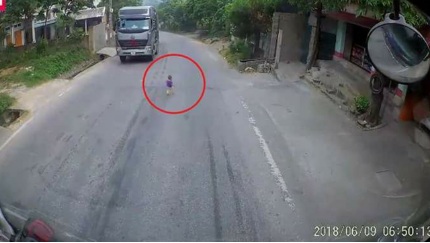 WADUH!!!! CCTV Ini Rekam Anak Kecil Jalan Sendirian di Jalan Raya Hampir Ketabrak Truk!