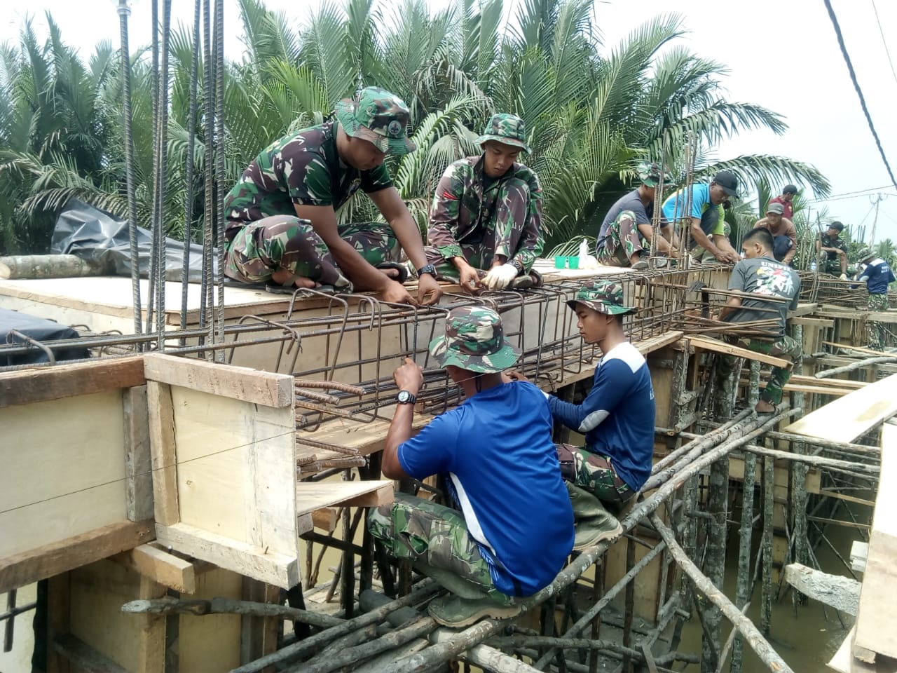 Satgas TMMD ke 106 Kodim 0314/Inhil Reteh Terus Maksimalkan Pembuatan Jembatan Beton