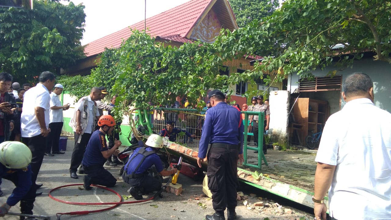 Tembok SD Roboh, Dua Orang Tewas Tertimpa