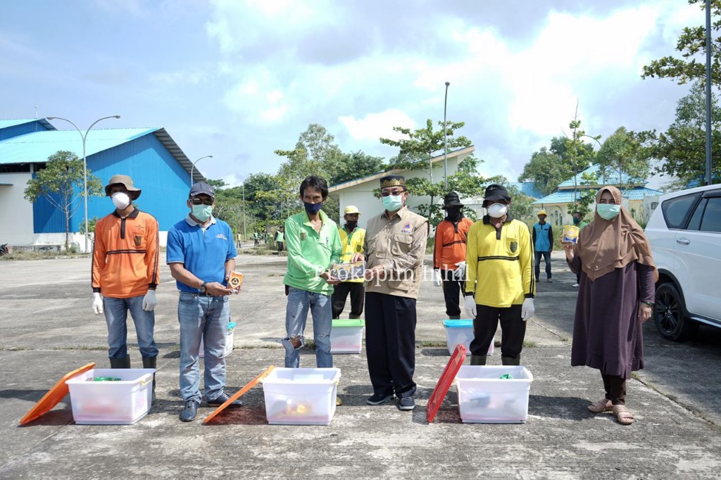 HM Wardan Berikan Bantuan Bagi THL pada DLHK dan Dinas Perkim