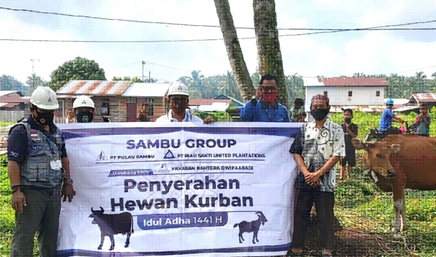Sambu Group serahkan hewan kurban di Kecamatan Pulau Burung.