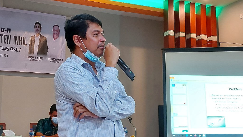 Direktur PT KIG menyampaikan materi sebagai salah satu pembicara Diklatcab HIPMI Inhil.
