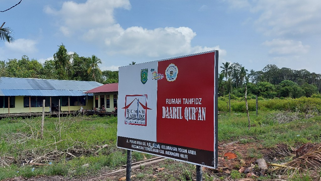 Papan plang Rumah Tahfidz Daarul Quran dan Pondok Pasantren Al-Masyhad