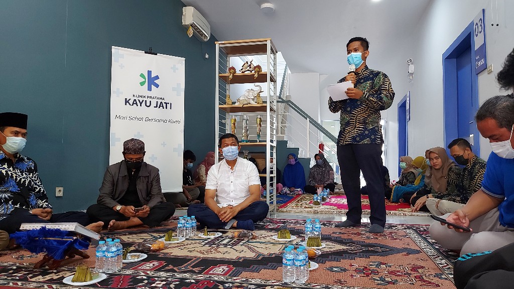 Pimpinan Klinik Pratama Kayu Jati, dr. Dicky Yulianda saat menyampaikan sambutan.