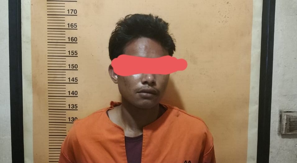 Pelaku saat diamankan di Mapolres Inhil.