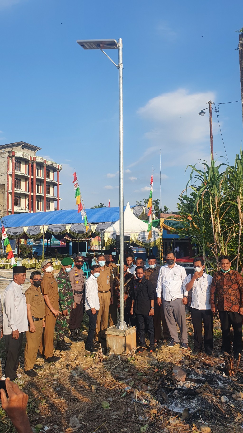 Pemasangan titik pertama PJU-TS oleh PT MRP di Desa Sincalang, Keritang.