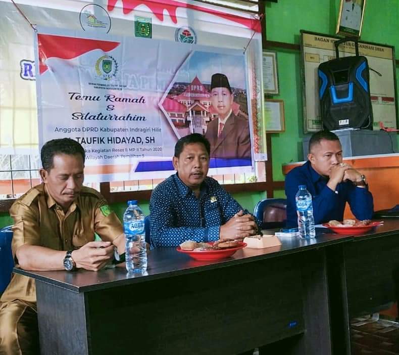 Suasana kegiatan Reses Anggota DPRD Inhil, H. Taufik Hidayat di Desa Teluk Dalam, Kecamatan Kuindra dengan menerapkan protokol kesehehatan sesuai dengan standar pencegahan Covid-19.