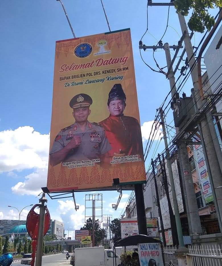 Baleho ucapan selamat datang dari HIPMI Riau untuk Kepala BNNP Riau, Brigjen Pol Drs. Kenedy, SH, MM.
