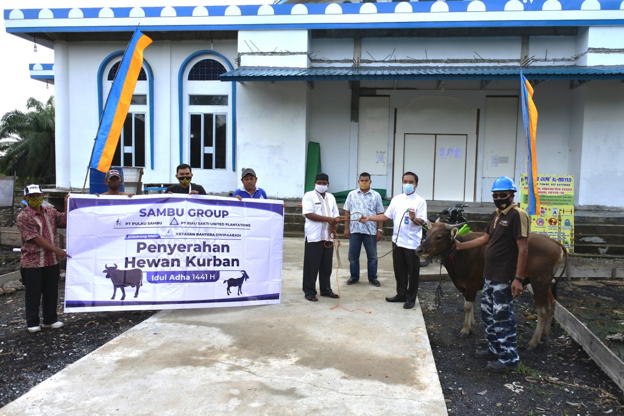 Sambu Group serahkan hewan kurban di Kecamatan Kateman.