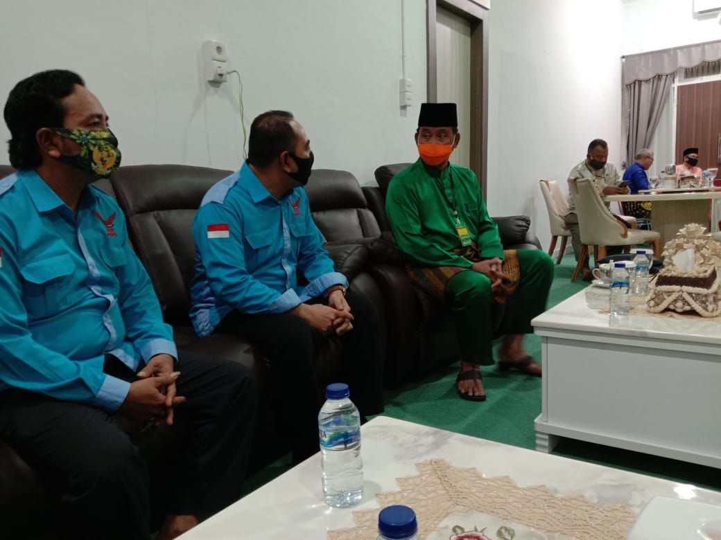 Ketua DPC GWI Rohil, Abdul Gapur didampingi beberapa pengurus bertemu Bupati Rohil, H Suyatno beberapa waktu lalu.