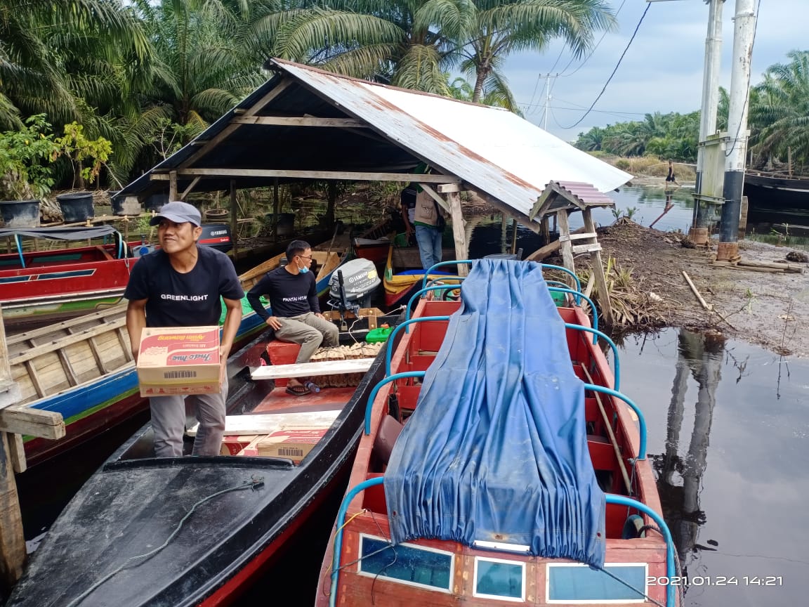 Bantuan tiba di lokasi pemukiman warga yang banjir.