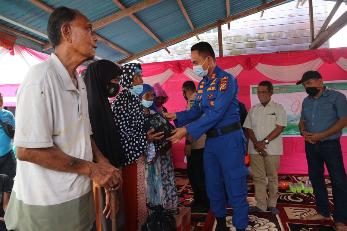 Kasatpoair Polres Inhil, AKP Rizki menyerahkan bantuan.