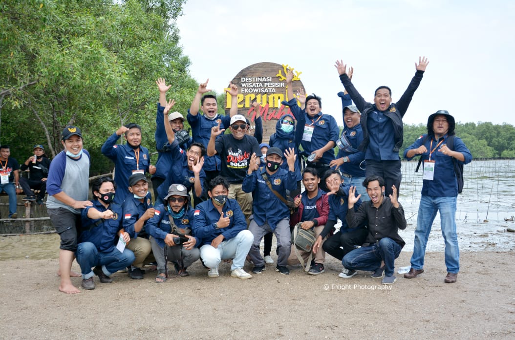 Pengurus PWI Inhil foto bersama di Pantai Terumbu Mabloe.