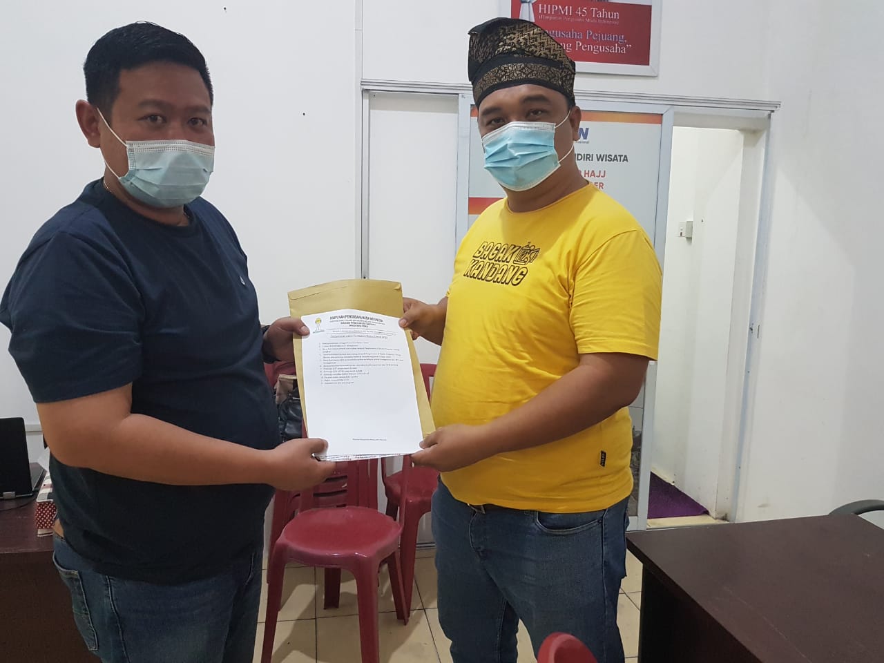 Daniel Eka Perdana menyerahkan berkas pendaftaran.