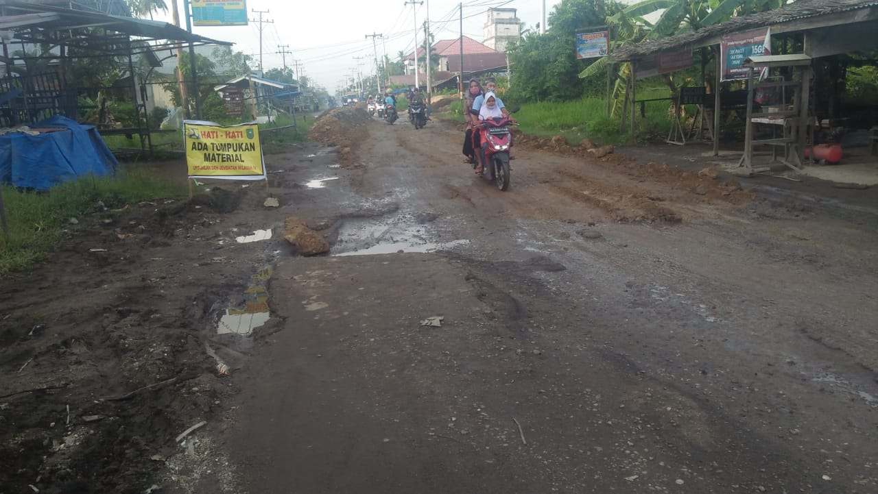 Perbaikan fungsional jalan Sungai Beringin sudah mulai dikerjakan.