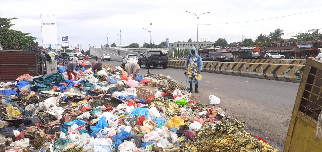 Foto: Tumpukan sampah tampah berserakan di Jalan, Kota Pekanabaru