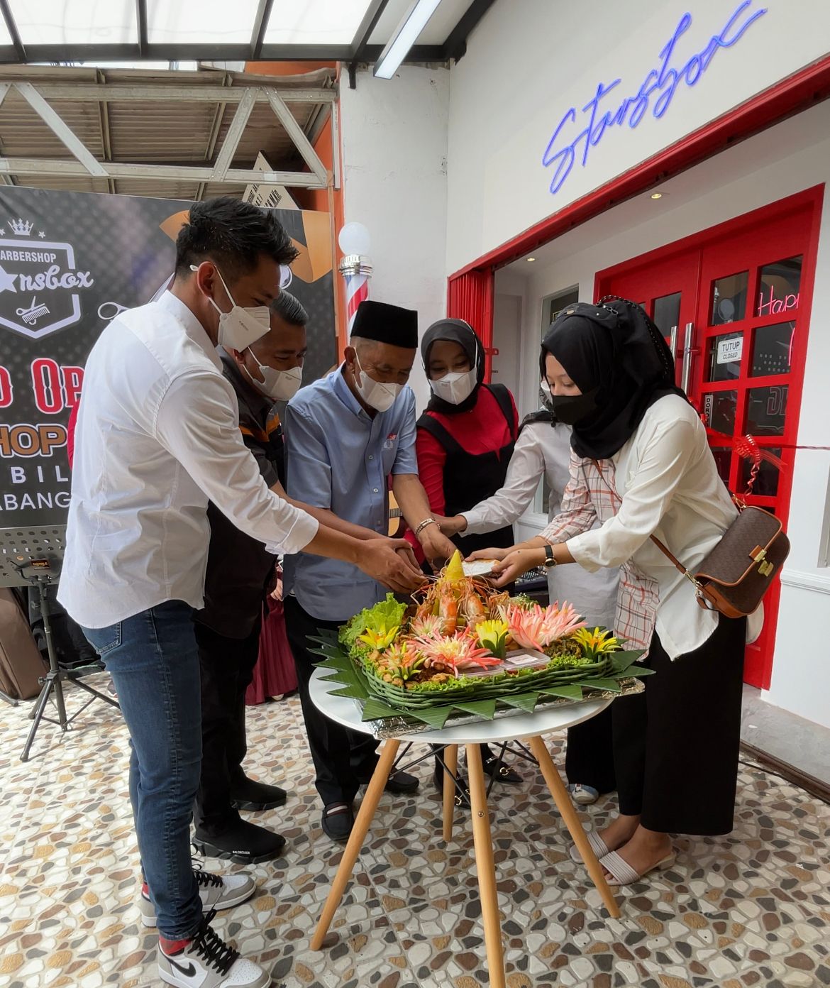 Potong tumpeng peresmian Starsbox Barbershop Tembilahan.