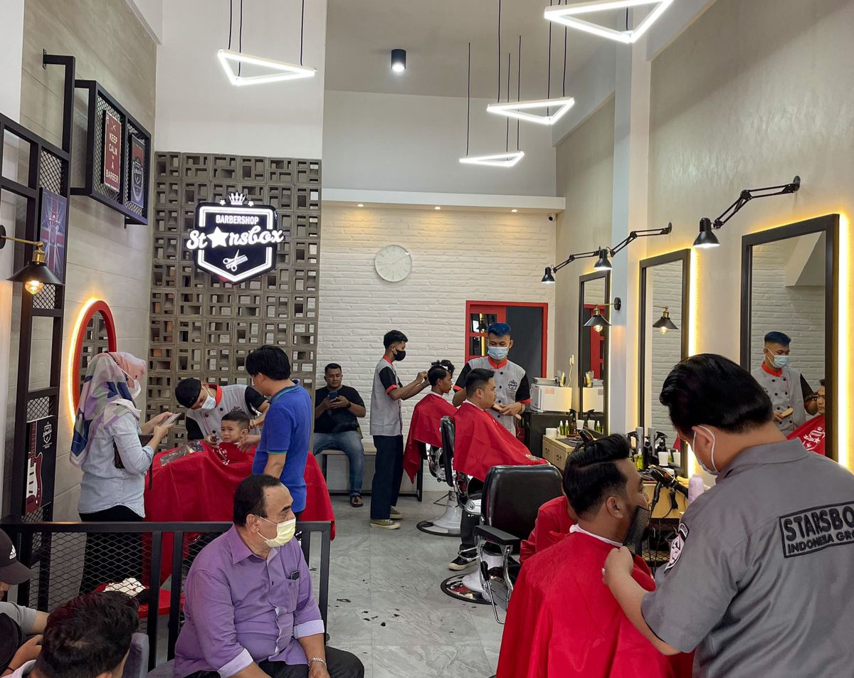 Suasana di Starsbox Barbershop Tembilahan.