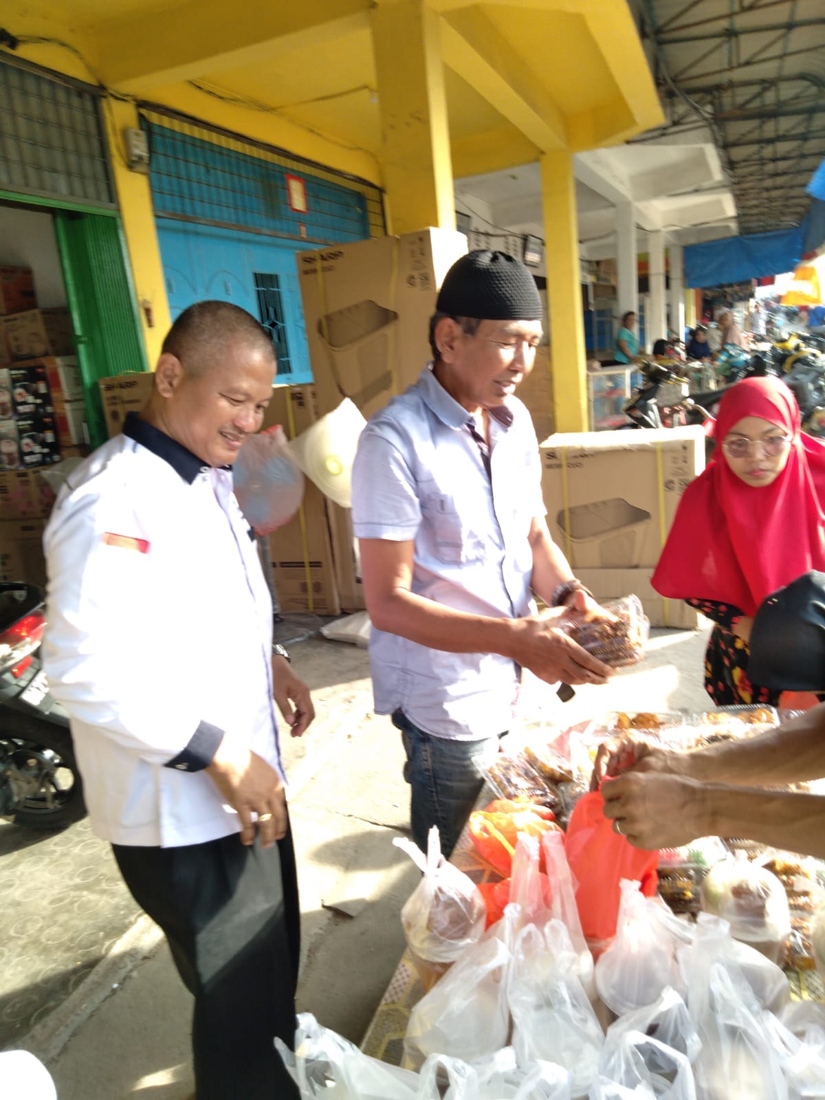 DPC PKDP Kateman membagikan 260 paket takjil.