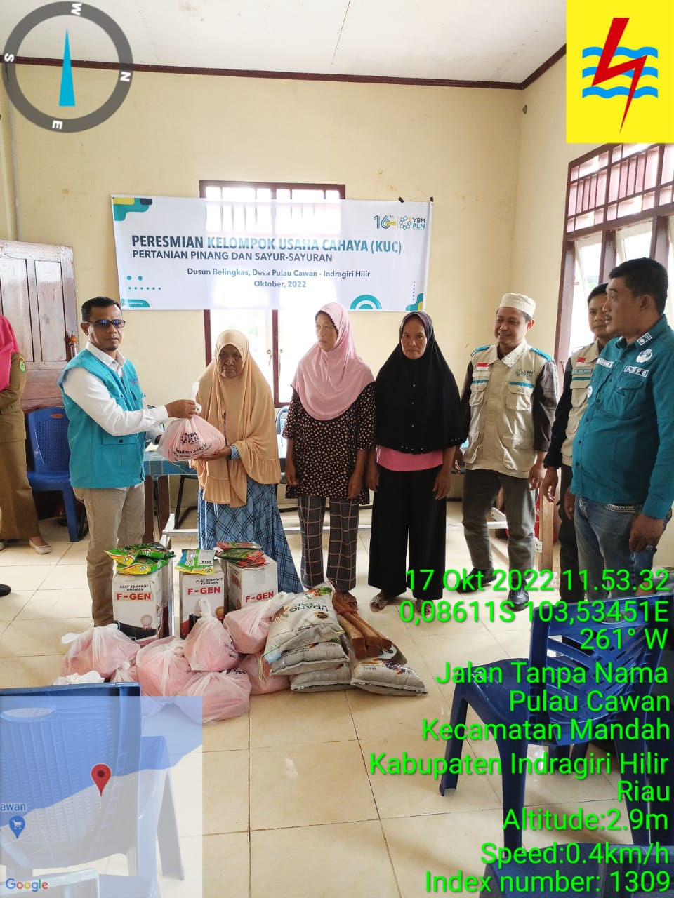 Penyerahan bantuan sembako oleh PLN Tembilahan kepada masyarakat Pulau Cawan.