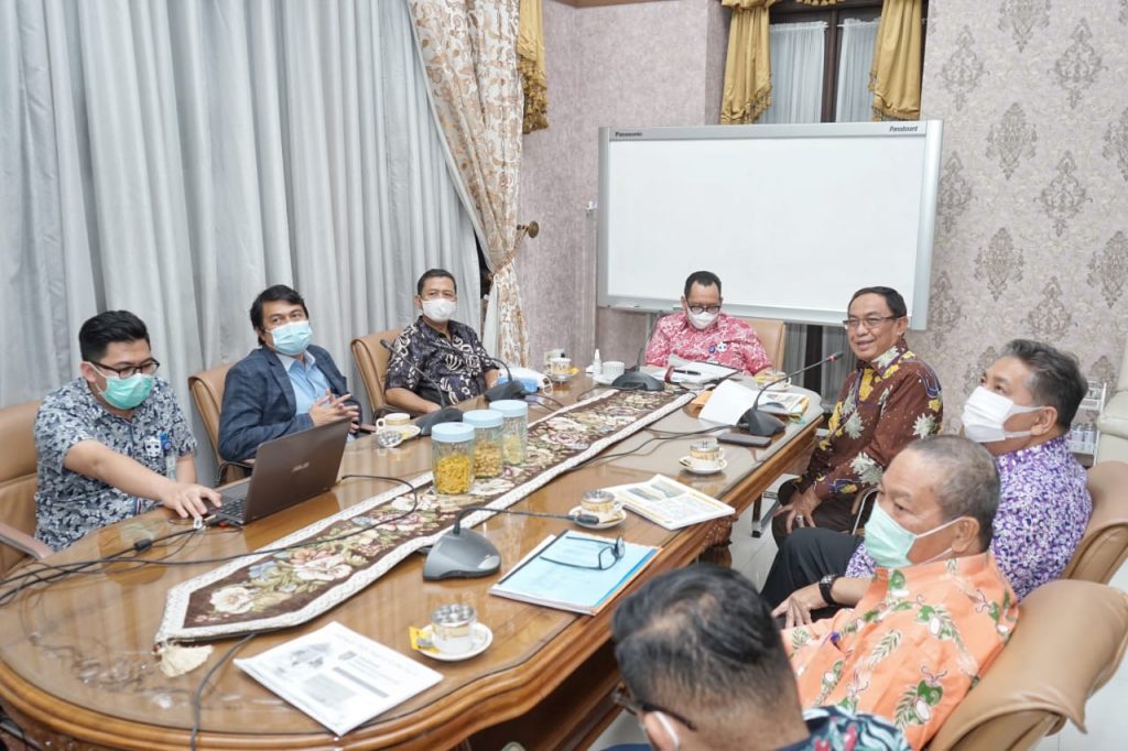 Direktur PT KIG bersama Bupati dan rombongan saat pertemuan dengan pihak Kementrian Perhubungan RI.